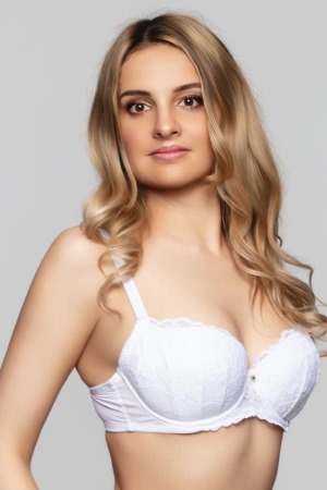 Busty Middle-Eastern London escort EVELIN - Bayswater W2